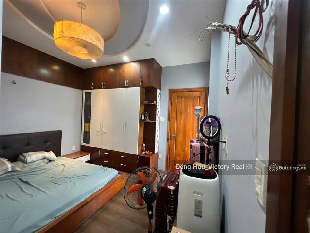 Bán nhà mới nguyễn hồng đào  dt 4 x 17  5 tầng  bàu cát  giá chỉ 9.8 tỷ tl