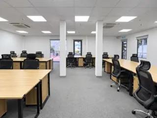 Cho thuê văn phòng 110m² lầu 7, 215 nguyễn văn thủ, quận 1, có nội thất