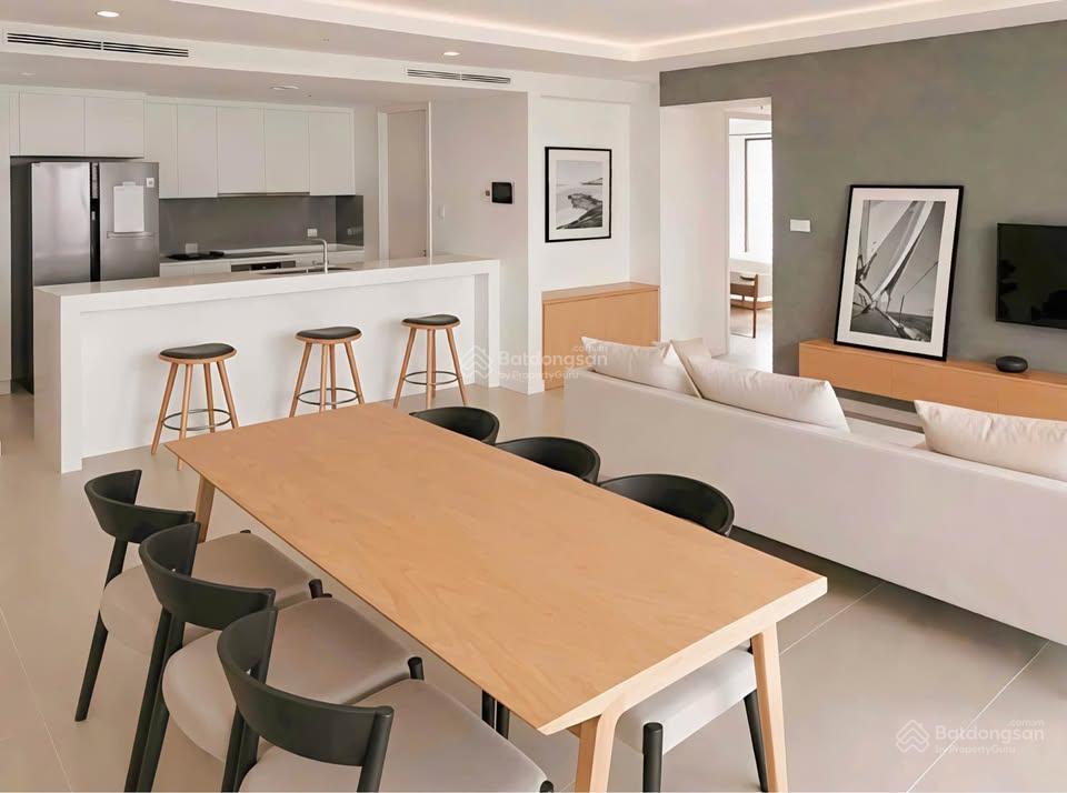 Cho thuê 4pn full nt, lầu cao view sông trống sẵn