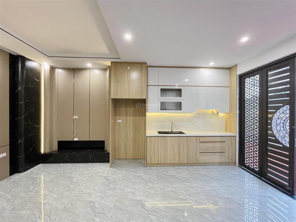 Hiếm  8,35 tỷ nhà phường phúc lợi  05 tầng thang máy  sang trọng ở luôn