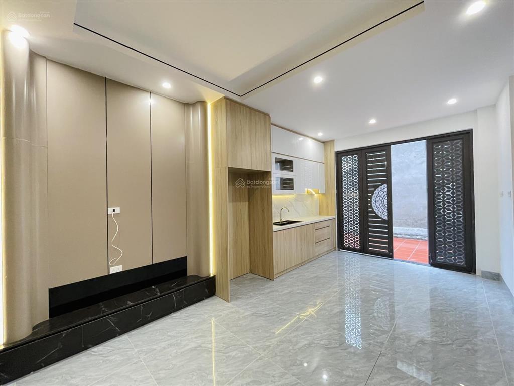 Hiếm  8,35 tỷ nhà phường phúc lợi  05 tầng thang máy  sang trọng ở luôn