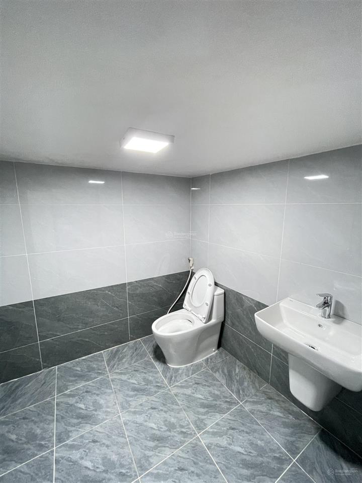 Rẻ nhất long biên, nhà dân xây, đầy đủ nội thất ở luôn, sân rộng để xe thoải mái, 120m2