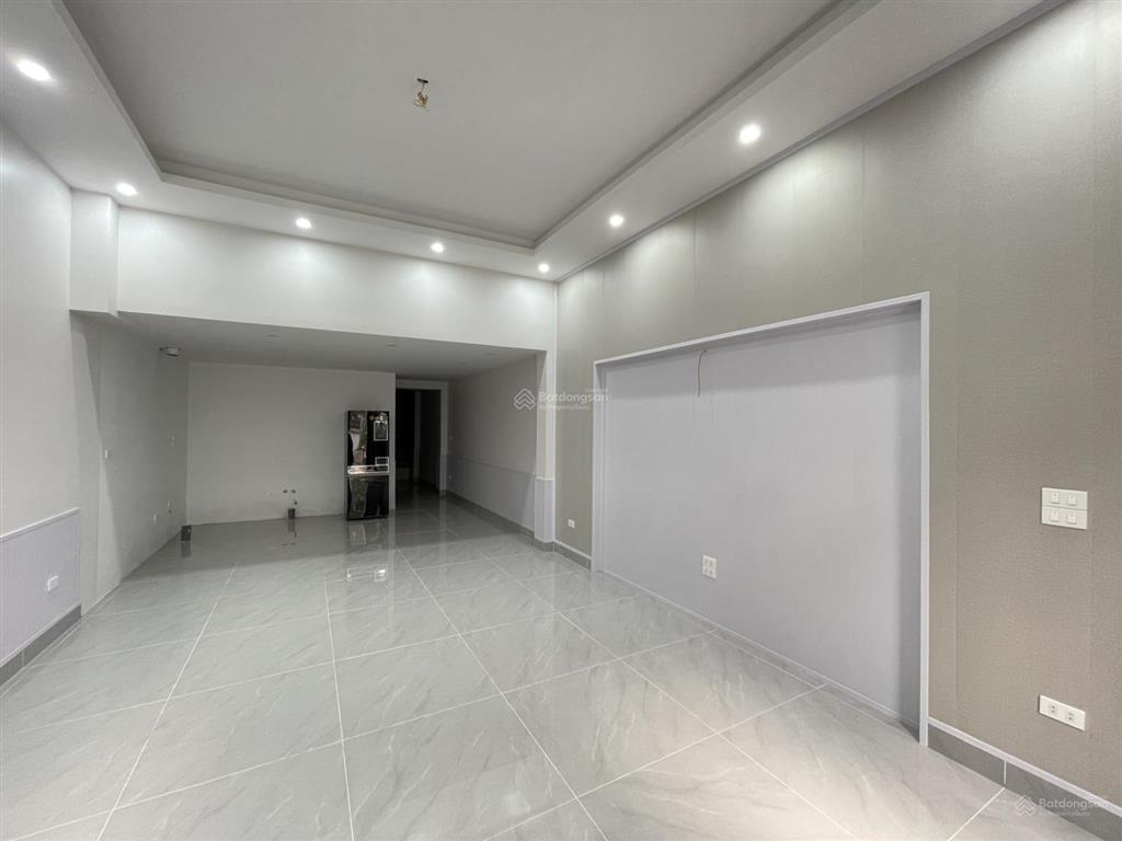 Rẻ nhất long biên, nhà dân xây, đầy đủ nội thất ở luôn, sân rộng để xe thoải mái, 120m2