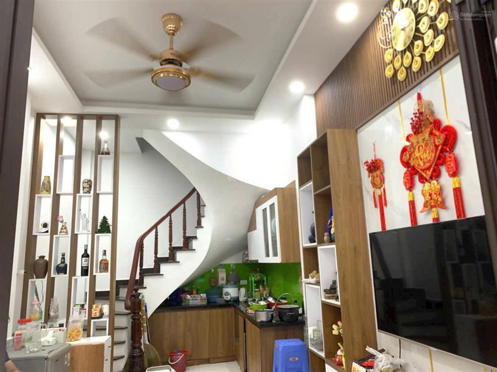 Cần bán nhà ô cách, việt hưng, gần chợ, ô tô đỗ sát nhà, 28m2, 4 tầng, chỉ 5,5 tỷ