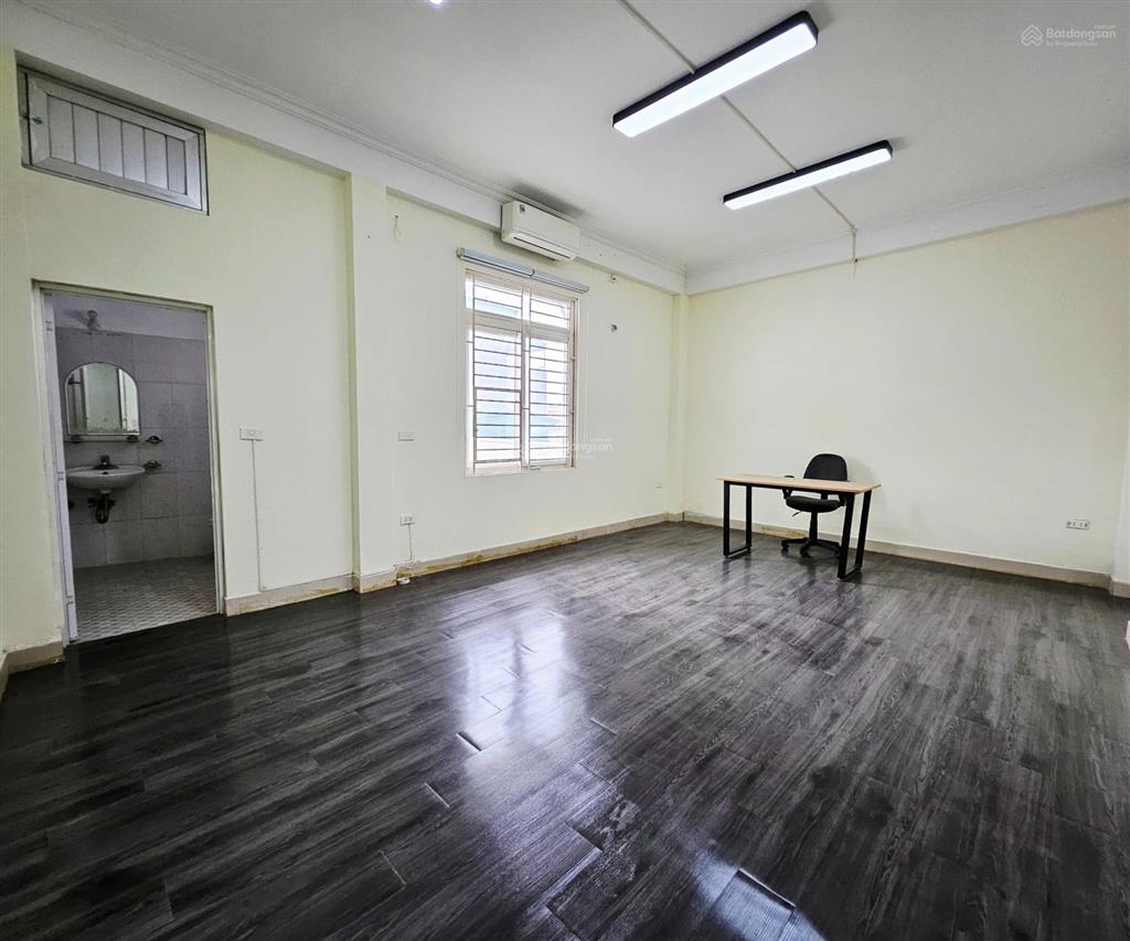 Văn phòng 35m2 full nội thất chỉ 6 triệu  mặt phố nguyễn ngọc vũ, view thoáng đẹp