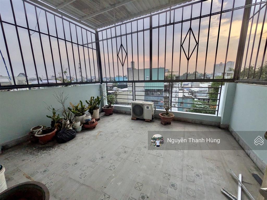 Bán nhà 3 tầng đúc hẻm xe hơi huỳnh thị hai q12 giá rẻ 6,4 tỷ
diện tích 82m2 (4,6x18)