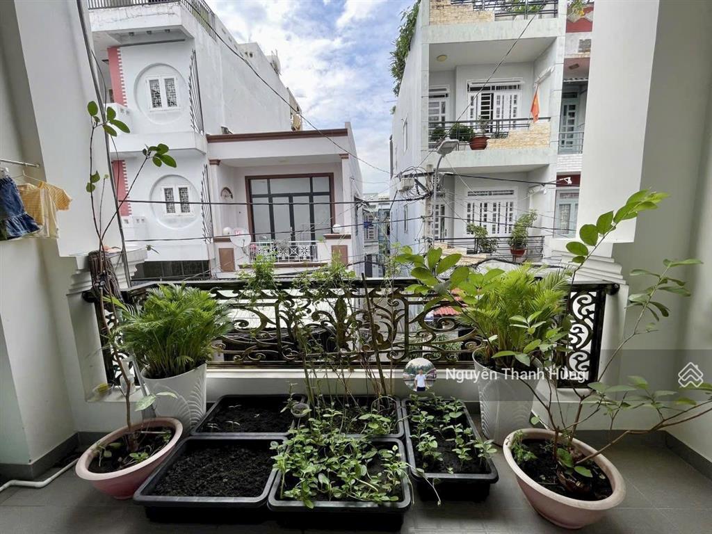 Bán nhà 3 tầng đúc hẻm xe tải khu phân lô phạm văn chiêu gò vấp giá rẻ 7,2 tỷ
diện tích 60m2 (4x15)