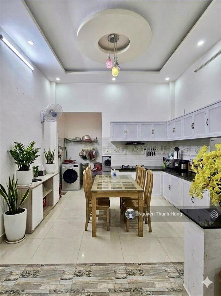 Bán nhà 3 tầng đúc hẻm xe hơi tránh nhau bùi văn ngữ quận 12 giá rẻ 4,95 tỷ
diện tích 60m2 (4x15)