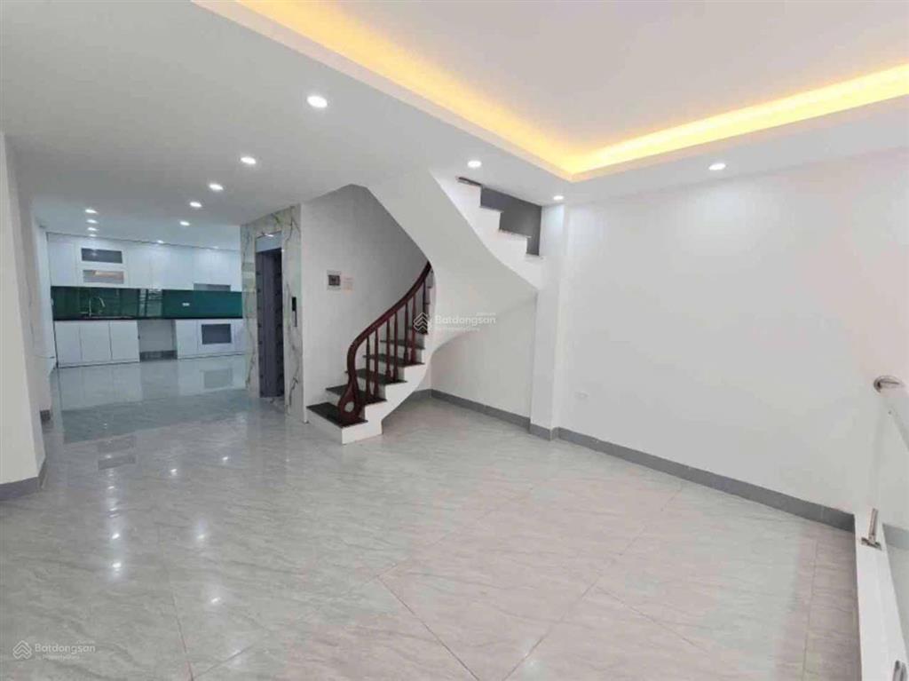 Lạc long quân, giá hơn 300tr/m, ô tô tránh, 6 tầng thang máy