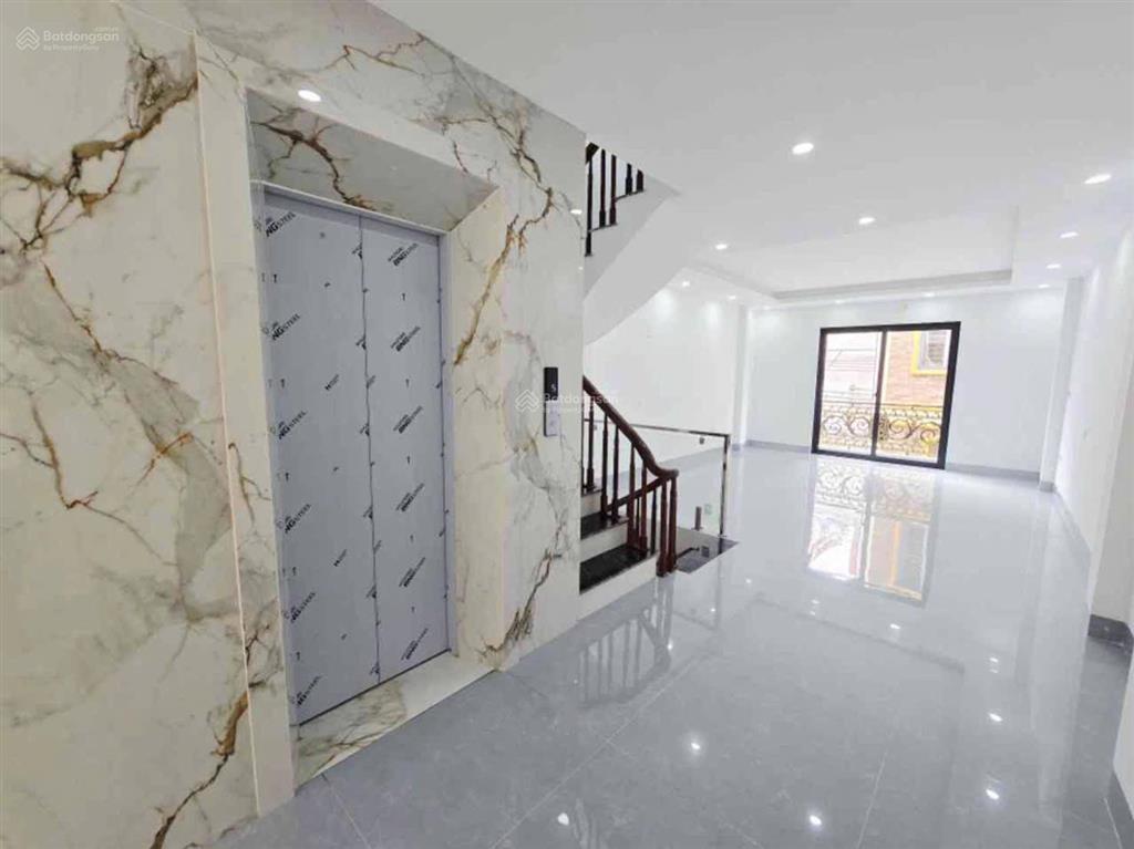 Lạc long quân, giá hơn 300tr/m, ô tô tránh, 6 tầng thang máy