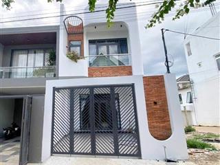 Ngay chợ  ủy ban thạnh phú bán gấp nhà lầu đẹp như hình, 1 sẹc dt768 gần đ.đồng khởi