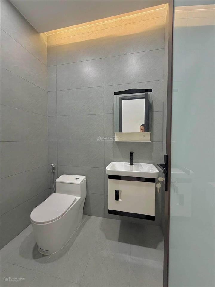 Cần di chuyển chỗ ở, gia chủ bán lại nhà lầu vừa hoàn thiện ngay ủy ban tân triều, gần đồng khởi