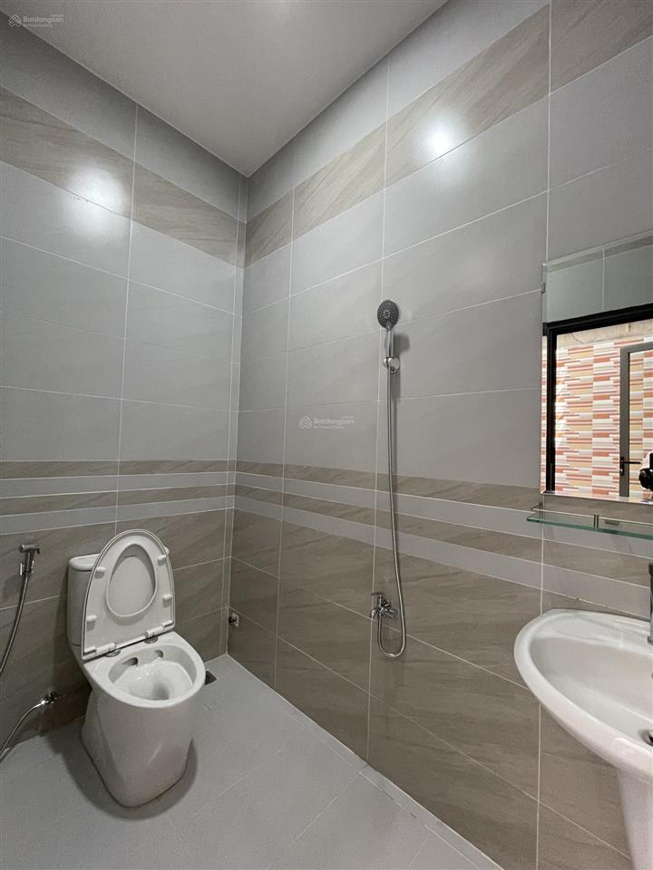 Chính chủ gửi bán căn nhà 1 trệt 3 lầu có 4 phòng ngủ 1 phòng thờ diện tích 83m2 ngang 5m dài 16.5m