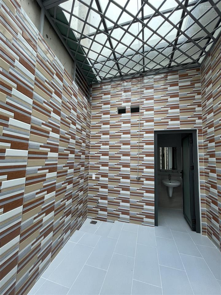 Chính chủ gửi bán căn nhà 1 trệt 3 lầu có 4 phòng ngủ 1 phòng thờ diện tích 83m2 ngang 5m dài 16.5m