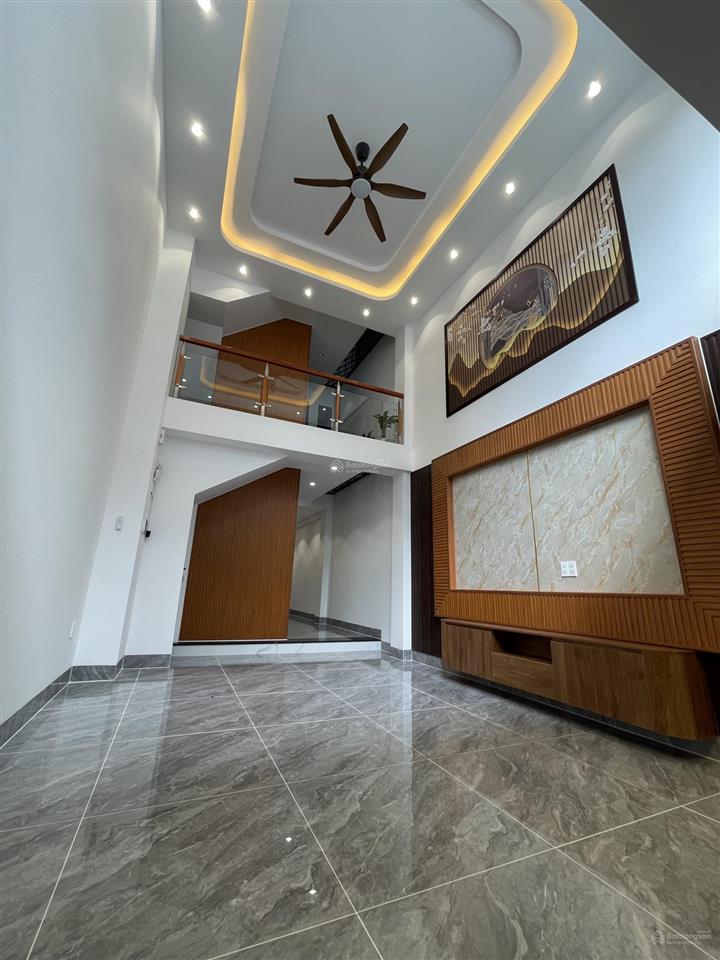 Chính chủ gửi bán căn nhà mới 100% 1 lửng 2 lầu có thang máy. 5 phòng ngủ