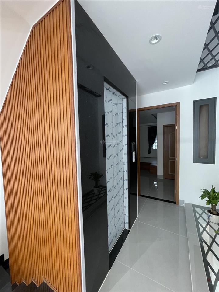 Chính chủ gửi bán căn nhà mới 100% 1 lửng 2 lầu có thang máy. 5 phòng ngủ