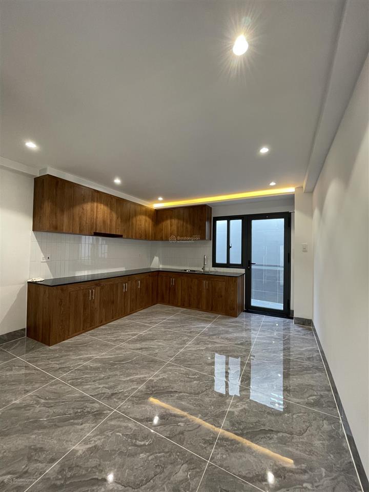 Chính chủ gửi bán căn nhà mới 100% 1 lửng 2 lầu có thang máy. 5 phòng ngủ
