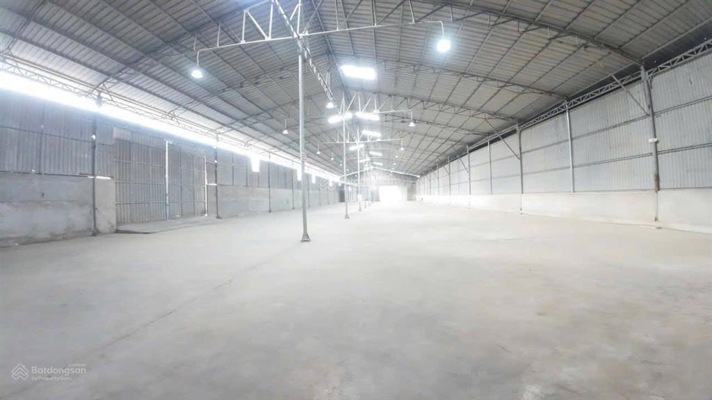 Cho thuê kho 1.688m² mặt tiền hoàng quốc việt  xe container vào thoải mái