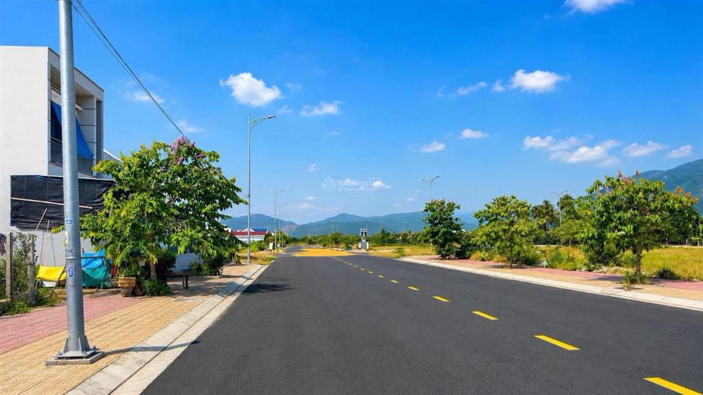 Đất full thổ trục chính tđc vạn phú, kkt vân phong, giá 10tr/m, ngang 15.2m, view công viên