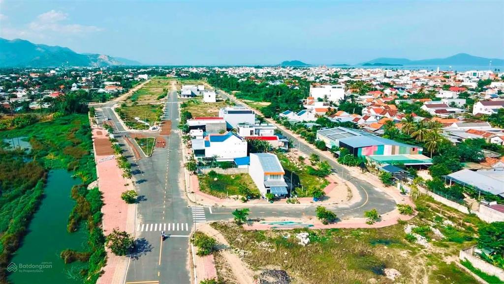 Đất full thổ trục chính tđc vạn phú, kkt vân phong, giá 10tr/m, ngang 15.2m, view công viên