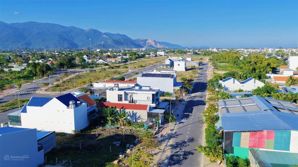 Đất full thổ trục chính tđc vạn phú, kkt vân phong, giá 10tr/m, ngang 15.2m, view công viên