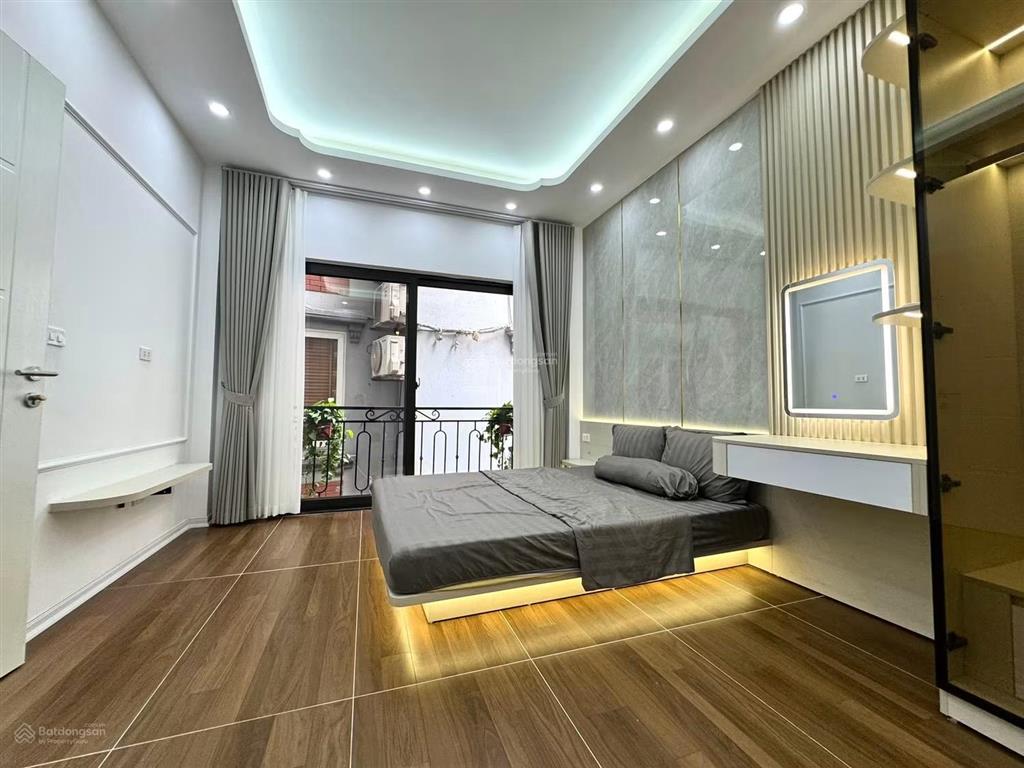 Chủ cần bán gấp căn đê la thành nhỏ, dân xây mới full nội thất, 6 tầng thang máy