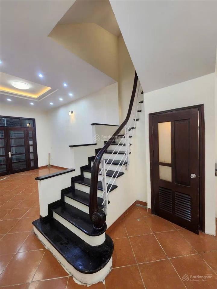 Bán nhà đê la thành, dân xây không nỗi phong thủy, qh ổn định 49m2x5 tầng