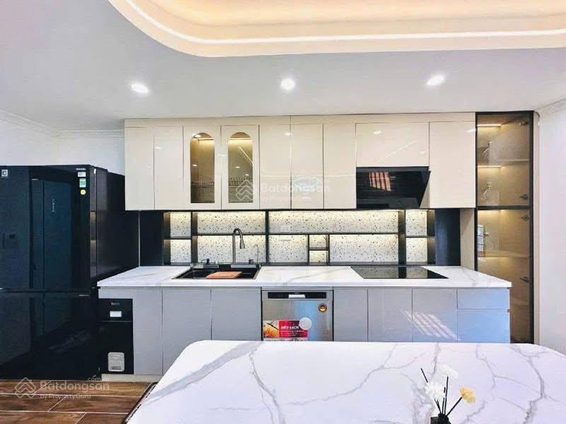 Bán nhà mặt ngõ phan phù tiên, dân xây 6 tầng thang máy 39m2 gần phố không qh