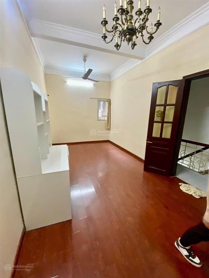 Bán đất tặng nhà 3tầng phố hoàng cầu gần phố ngõ nông sung quanh tiện ích bạt ngàn gần ga tầu điện.