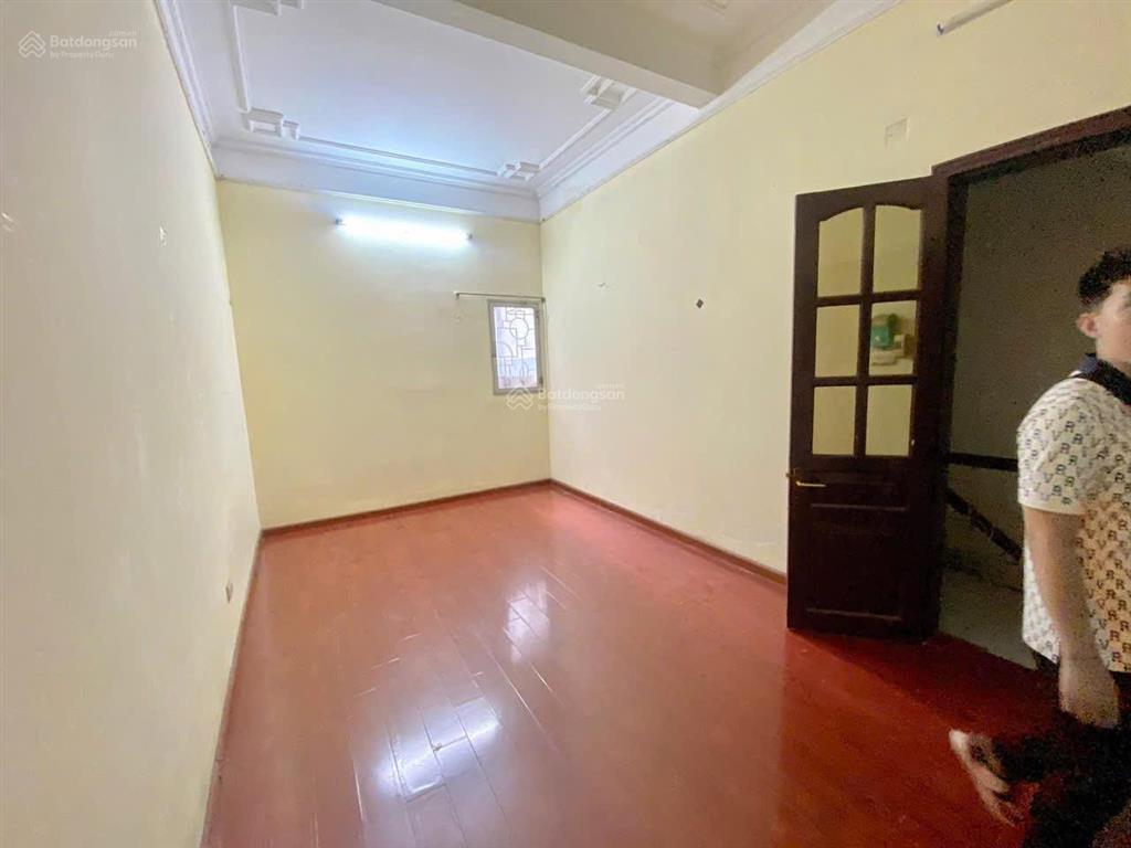 Bán đất tặng nhà 3tầng phố hoàng cầu gần phố ngõ nông sung quanh tiện ích bạt ngàn gần ga tầu điện.