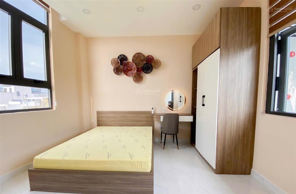 Căn hộ mới 100% ngay đất thánh đầy đủ nội thất, máy giặt riêng, cửa sổ thoáng
