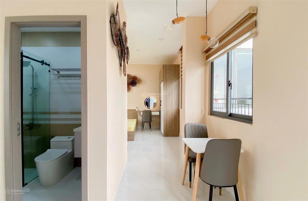 Căn hộ mới 100% ngay đất thánh đầy đủ nội thất, máy giặt riêng, cửa sổ thoáng