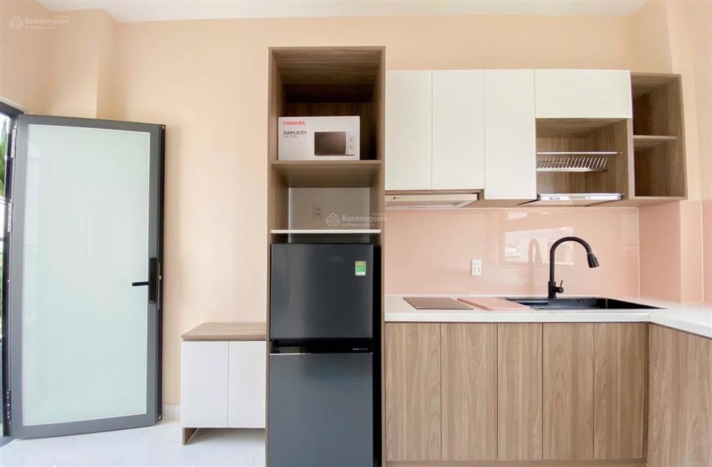 Căn hộ mới 100% ngay đất thánh đầy đủ nội thất, máy giặt riêng, cửa sổ thoáng
