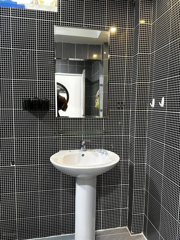 Cần cho thuê phòng căn hộ mini có ban công mặt tiền đường lý chính thắng quận 3 gần chợ tân định.
