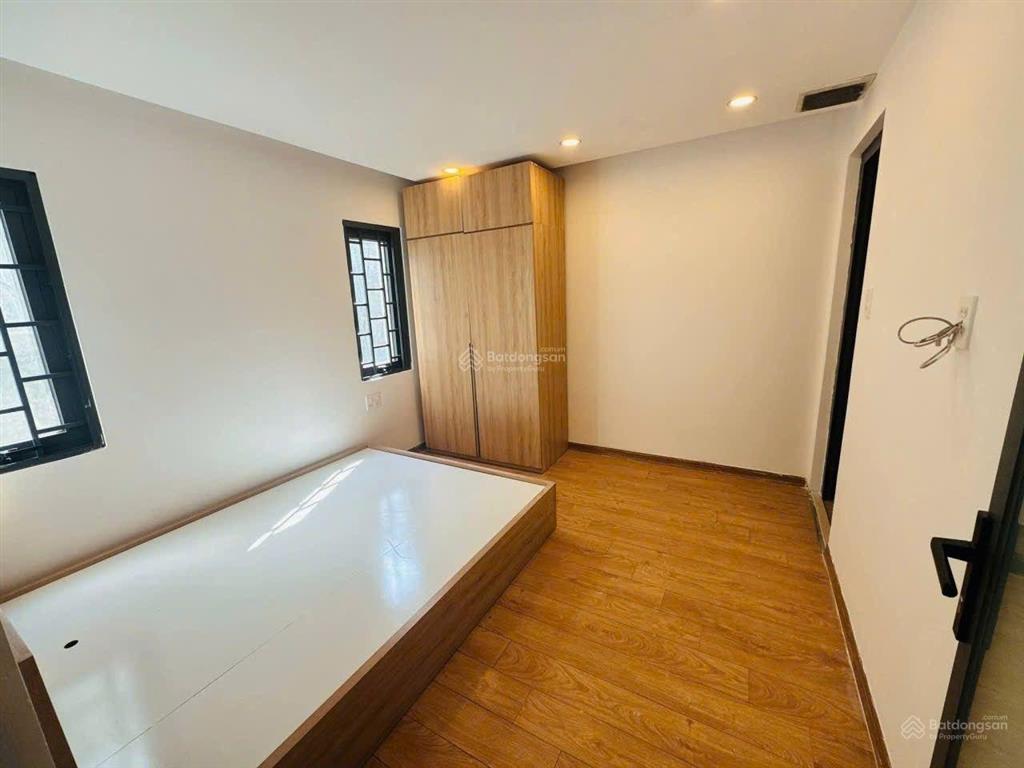 Cho thuê nhà 3 tầng 5 phòng ngủ 5 wc
