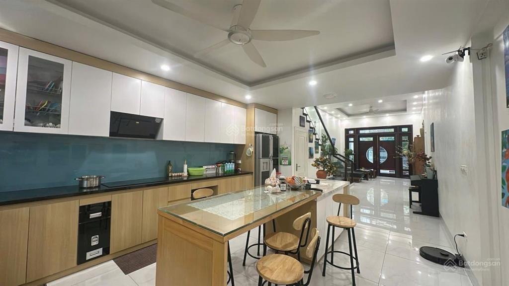 Bán nhà hoàng quốc việt, cầu giấy gần nguyễn văn huyên,nguyễn khánh toàn, 53m, 6t, oto,kd, 2 thoáng