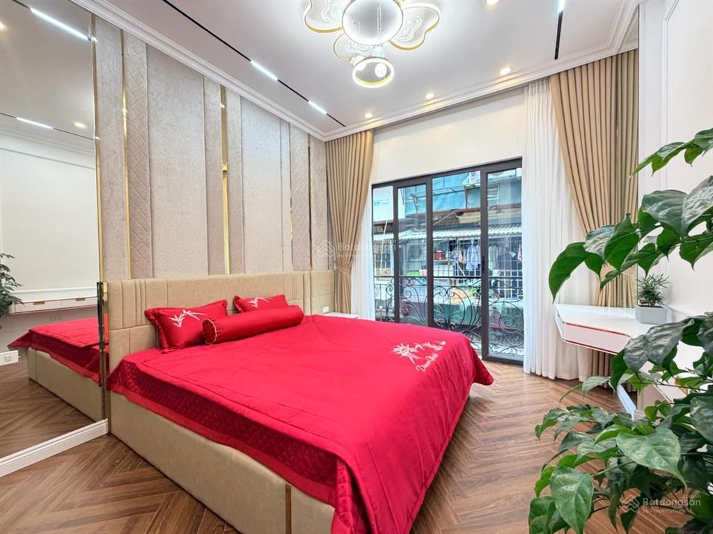 Bán nhà hoàng quốc việt,nghĩa đô, cầu giấy, 58m, 6t,thang máy, phân lô, oto,gần nguyễn khánh toàn