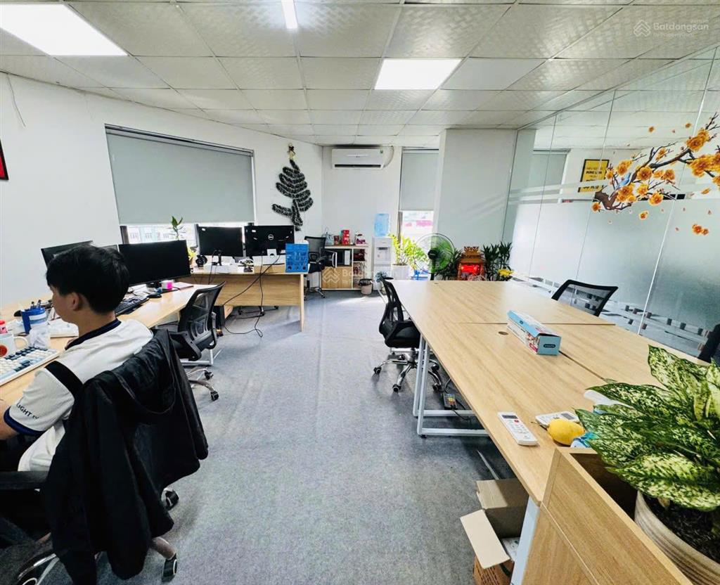 Cho thuê vp 60m giá 12tr phố lê đại hành, văn phòng đẹp giá tốt. phù hợp mọi loại hình, spa, du học