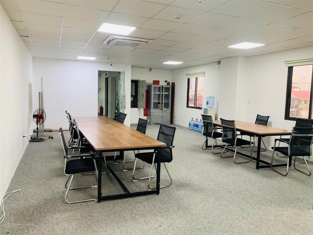 Cho thuê văn phòng 20m giá 5 triệu. phố trần hưng đạo, xuất được hóa đơn thuế vat.  0395 512 ***