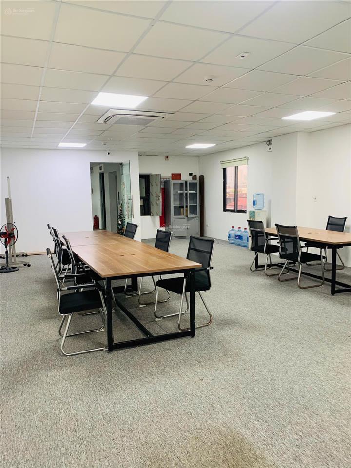 Cho thuê văn phòng 20m giá 5 triệu. phố trần hưng đạo, xuất được hóa đơn thuế vat.  0395 512 ***