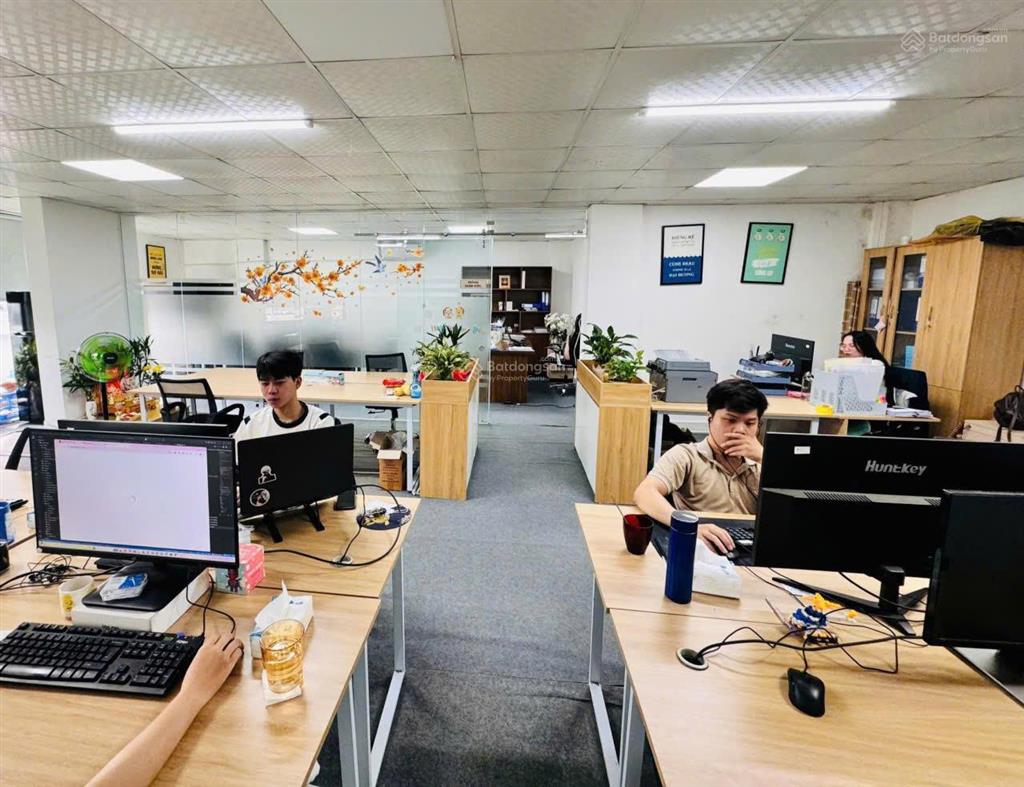 Cho thuê văn phòng 20m giá 5 triệu. phố trần hưng đạo, xuất được hóa đơn thuế vat.  0395 512 ***