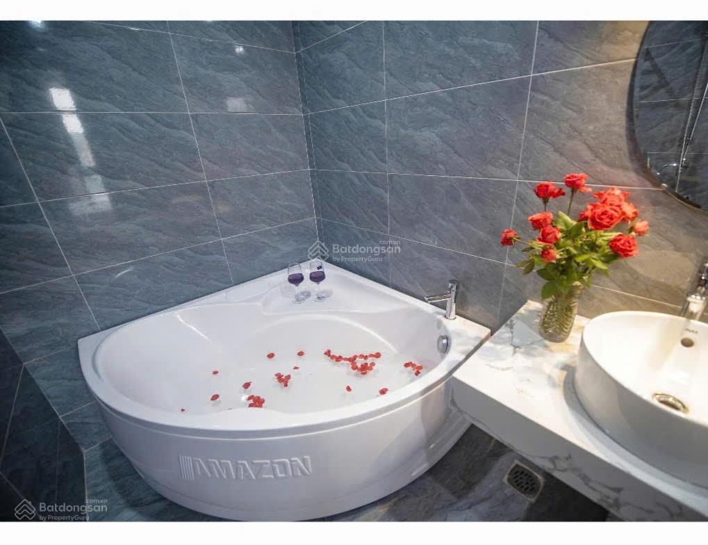 Cho thuê căn hộ 2pn, giá 16tr. phố hàm long, 2 toilet, 80m². có tm, có hầm để ô tô, đúng hình ảnh