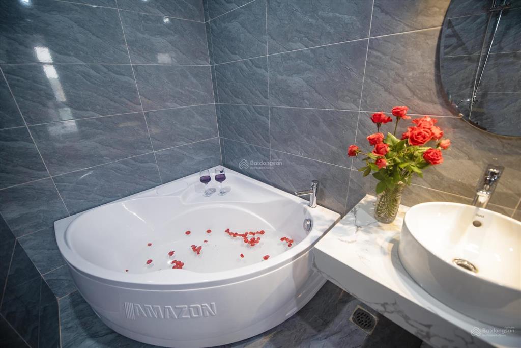 Cho thuê căn hộ 2pn, giá 16tr. phố hàm long, 2 toilet, 80m². có tm, có hầm để ô tô, đúng hình ảnh