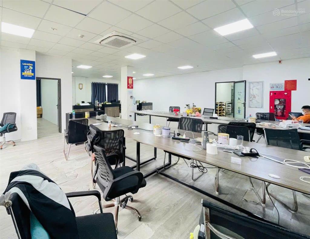 Cho thuê văn phòng 100m2 giá 15 triệu. phố lê trọng tấn.  0395 512 ***. làm vp, spa, lớp học, gym