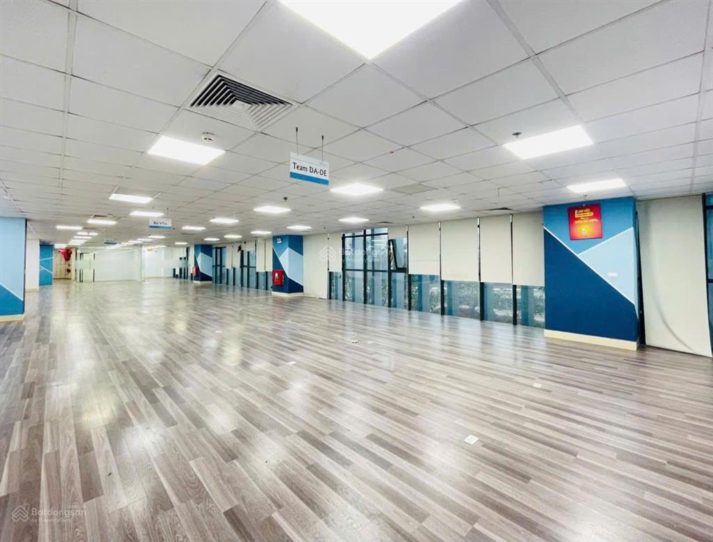 Cho thuê văn phòng hạng a 200m 75tr. phố trần quốc toản. có hầm để xe, chỗ để ô tô.  0395 512 ***