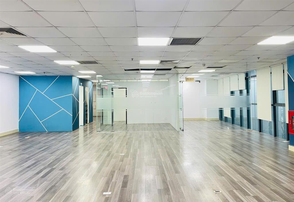 Cho thuê văn phòng hạng a 200m 75tr. phố trần quốc toản. có hầm để xe, chỗ để ô tô.  0395 512 ***