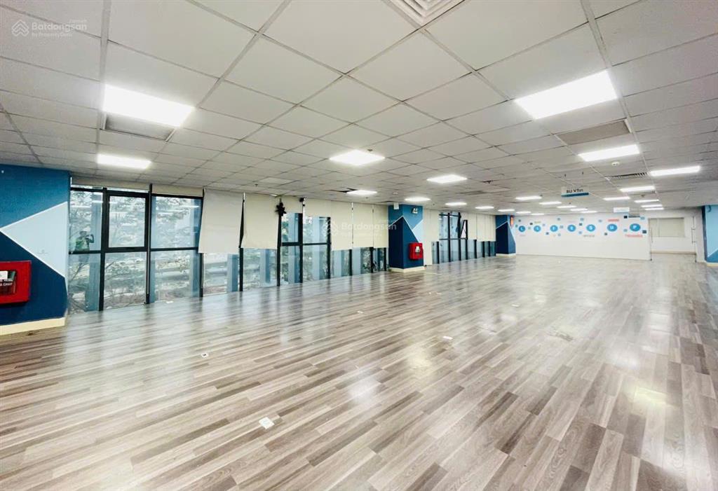Cho thuê văn phòng hạng a 200m 75tr. phố trần quốc toản. có hầm để xe, chỗ để ô tô.  0395 512 ***