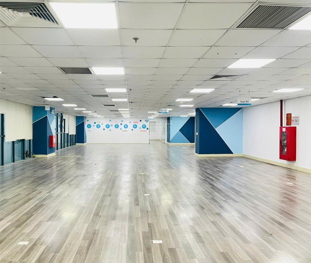 Cho thuê văn phòng hạng a 200m 75tr. phố trần quốc toản. có hầm để xe, chỗ để ô tô.  0395 512 ***