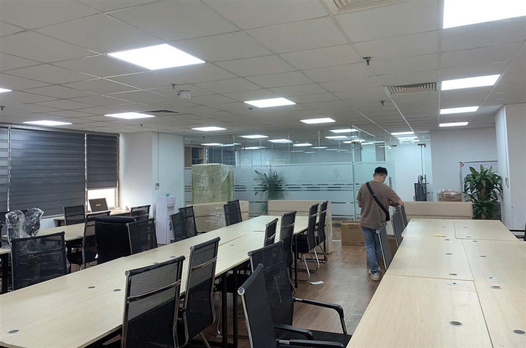 Cho thuê văn phòng hạng a 200m 75tr. phố trần quốc toản. có hầm để xe, chỗ để ô tô.  0395 512 ***