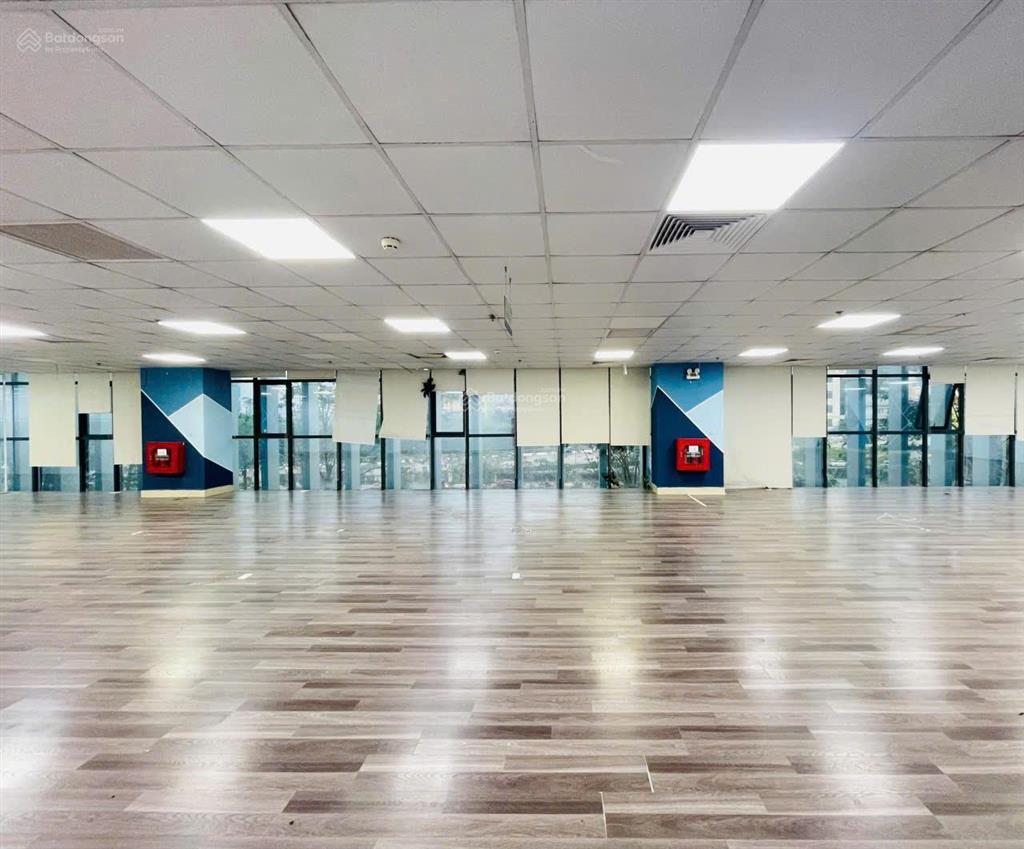Cho thuê văn phòng hạng a 200m 75tr. phố trần quốc toản. có hầm để xe, chỗ để ô tô.  0395 512 ***